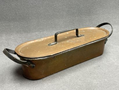 Poissonnière en cuivre. 
L. :62 cm.