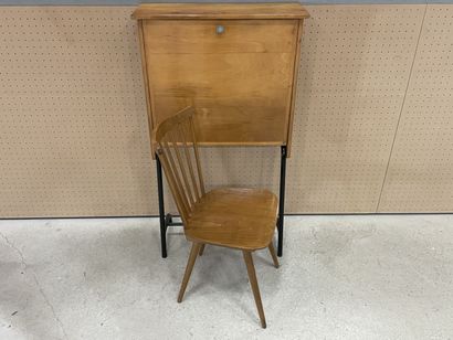 Bureau à abattant et chaise.
Années 1960....