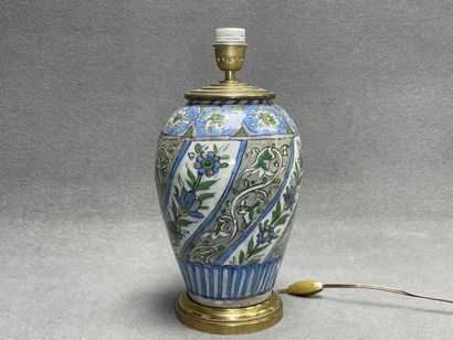 Pied de lampe en faïence d'afrique du nord....