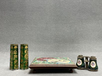 Lot comprenant: 
Dessous de plat en bois...