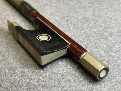 Violon et archet
portant l' étiquette 