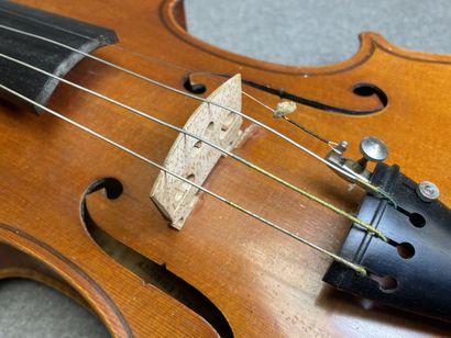 Violon
portant l' étiquette 