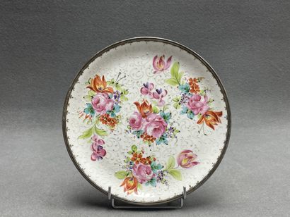 Plat en porcelaine de Paris. 
Cerclage en...