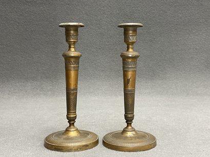 Paire de bougeoirs en bronze. 
Milieu XIX°
H....
