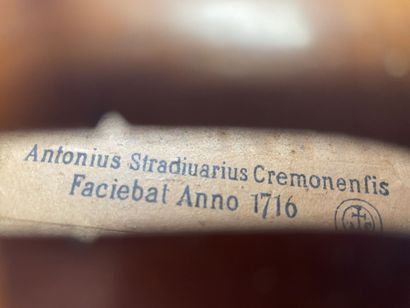 Violon
portant l' étiquette 