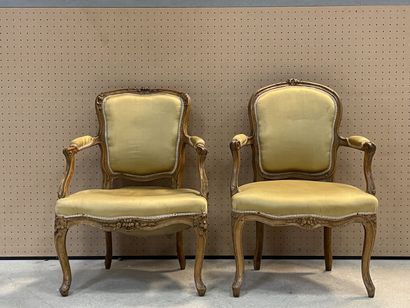Deux fauteuils cabriolets de style Louis...