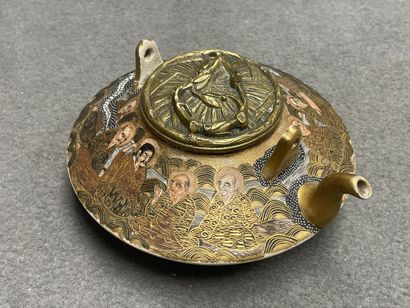JAPON. 
Théière en faience de Satsuma, couvercle...