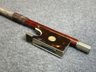 Violon et deux archets
sans étiquette. 
L....