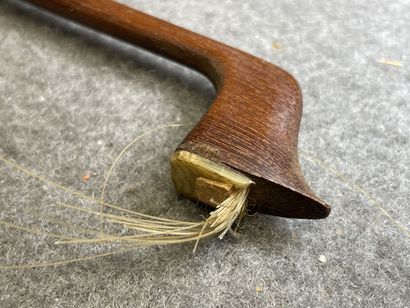 Deux archets de violon:
L. :72,5 cm et 73...