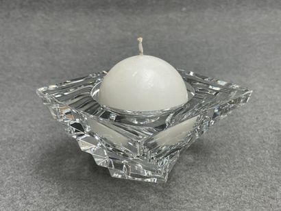 Lot comprenant:
Porte bougie en verre. H....