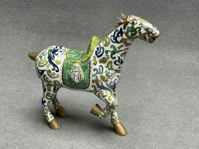Cheval et deux boites en émaux cloisonnés.
On...