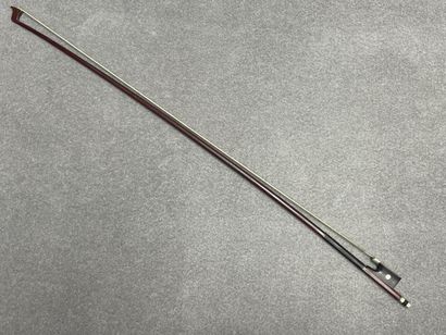 Violon et archet 
portant l' étiquette 