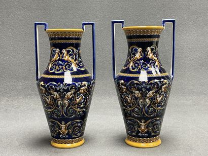 GIEN
Paire de vases à deux anses modèle Renaissance...