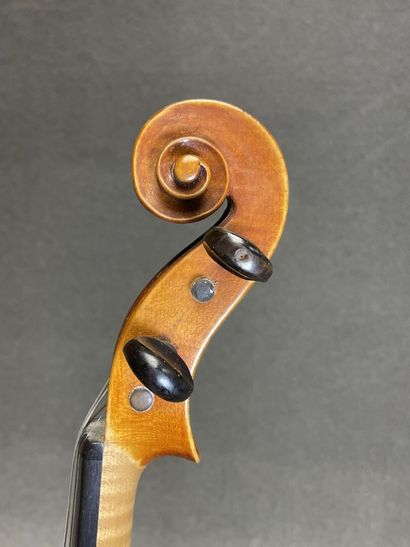 Violon
portant l' étiquette 
