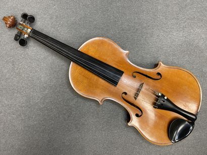 Violon
portant l' étiquette 
