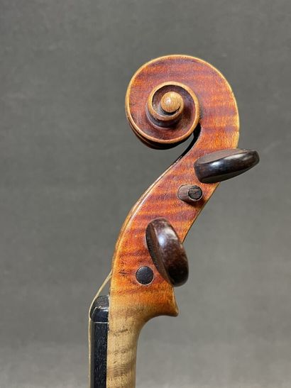 Violon et archet
portant l' étiquette 