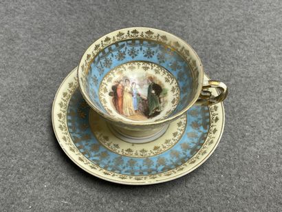 Tasse et soucoupe et oeuf en porcelaine....
