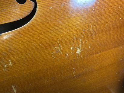 Violon et archet
portant l' étiquette 