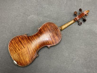 Violon et archet
portant l' étiquette 