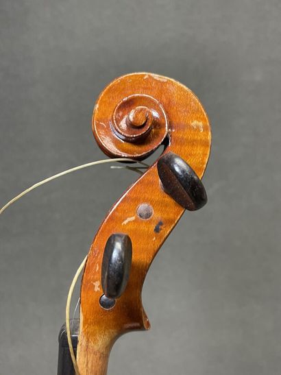 Violon et archet
portant l' étiquette 