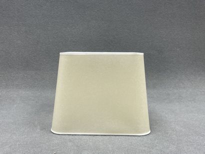 Quatre abat-jour. 
20 x 25 x 25 cm. 
Accident...