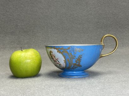 SEVRES Grande tasse en porcelaine en bleu...
