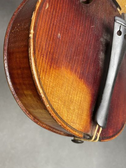 Violon
portant l' étiquette 