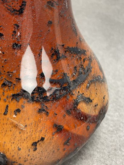 Vase en verre à inclusions. 
H. :27 cm.