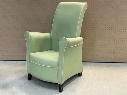 Fauteuil à haut dossier en skaï vert 
H....