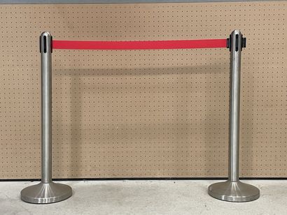 Deux poteaux de guidage en métal chromé avec...