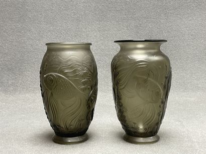 Deux vases en verre fumé moulé d'un décor...