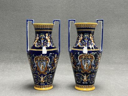 GIEN
Paire de vases à deux anses modèle Renaissance...