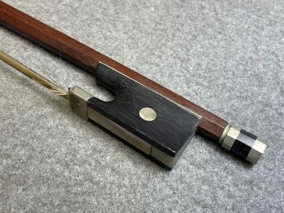 Violon et archet
portant l' étiquette 