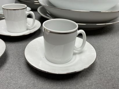 Partie de service de table en porcelaine....