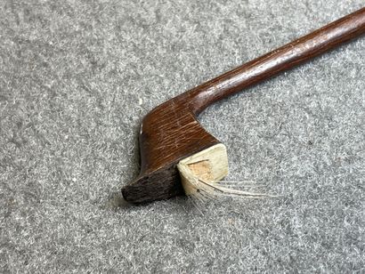 Deux archets de violon:
L. :72,5 cm et 73...