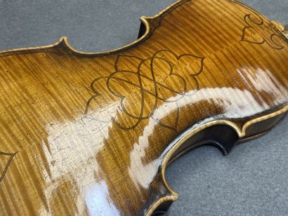Violon et deux archets
sans étiquette. 
L....