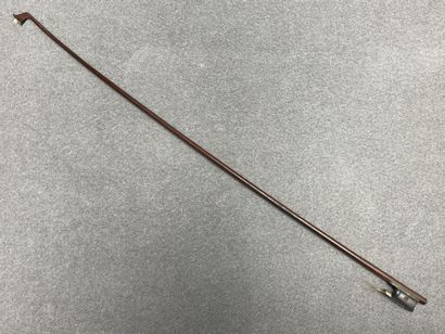 Deux archets de violon:
L. :72,5 cm et 73...