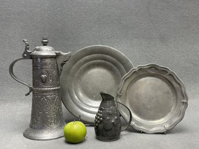 Grand pichet, petit pichet, plat et assiette...