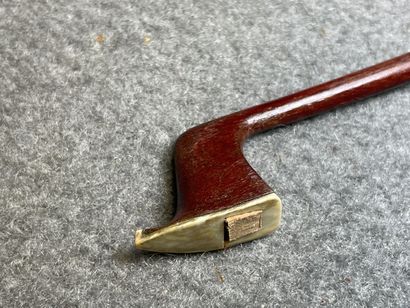 Violon et archet
portant l' étiquette 
