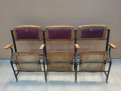 Banc de cinéma, trois places. 
L: 155 cm...