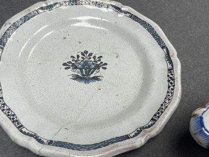 Lot de faïence comprenant: 
Trois plats ovales,...