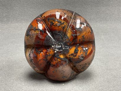 Vase en verre à inclusions. 
H. :27 cm.