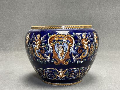 GIEN.
Cache pot, modèle Renaissance sur fond...