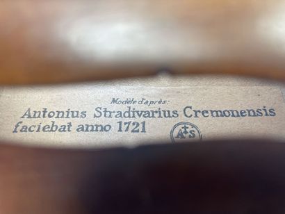 Violon et archet
portant l' étiquette 