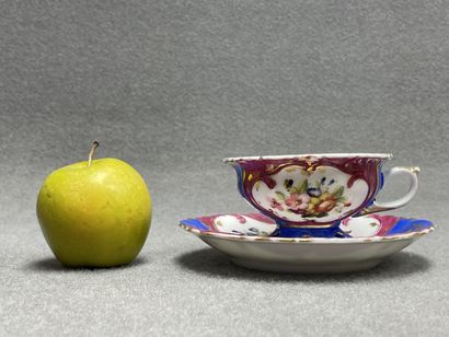 Tasse et soucoupe en porcelaine de Paris...