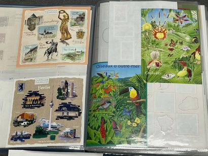 Cinq albums de timbres
