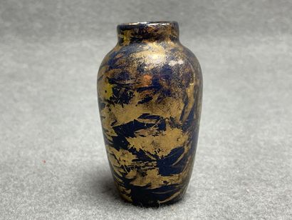 M. VAUTIER.
Petit vase à décor de femme 
H....