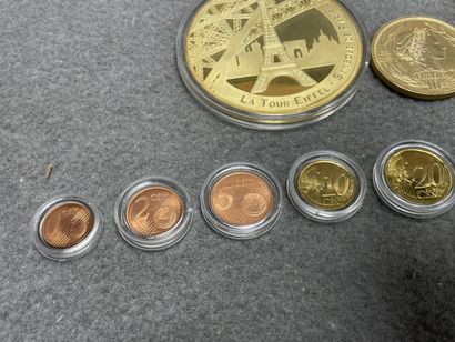 Lot de médailles et pièces de monnaies commémoratives....