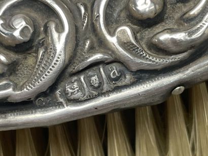 Brosse à cheveux. 
Argent Sterling embossé...