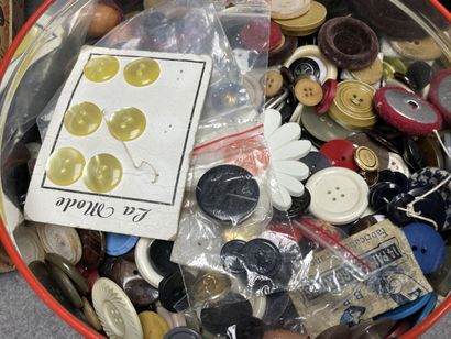 Lot de couture, boutons, dentelles...